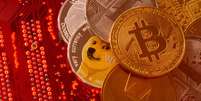 Representações das criptomoedas Bitcoin, Ethereum, DogeCoin, Ripple, Litecoin  e placa de circuitos em imagem ilustrativa
29/06/2021
REUTERS/Dado Ruvic/Illustration/File Photo  Foto: Reuters