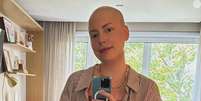 Fabiana Justus mostra cabelos nascendo e comemora avanço em tratamento de câncer.  Foto: Instagram, @fabianajustus / Purepeople
