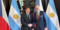 Presidente argentino Javier Milei e primeiro  Foto: ministro tcheco Petr Fiala -  Perfil Argentina/via Agência NA / Perfil Brasil