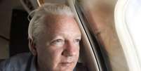 Julian Assange foi fotografado em avião a caminho de Bangkok, após deixar a prisão no Reino Unido  Foto: PA / BBC News Brasil