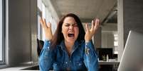 Controlar a raiva no trabalho pode ser difícil, mas requer atenção à saúde mental  Foto: Imagem ilustrativa/Freepik