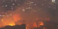 Um incêndio de grandes proporções atingiu uma favela na Zona Sul de São Paulo na madrugada desta terça-feira, 25  Foto: Reprodução/TV Globo