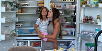 Ex-BBB abriu geladeira para mostrar 'comida de verdade'  Foto: Reprodução/Instagram @santanaadriana