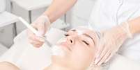 Pessoas fazem peeling para reduzir rugas, manchas, marcas de expressão ou cicatrizes de acne  Foto: iStock / Jairo Bouer