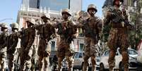 Militares montam guarda na Plaza Murillo, localizada na capital da Bolívia, La Paz  Foto: Getty Images / BBC News Brasil