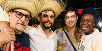 Kleber Mendonça Filho, Wagner Moura, Gabriel Leone e Isabél ZUAA celebram em festa junina   Foto: Reprodução/Instagram @kleber_mendonça_filho