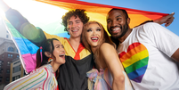 Procure ouvir, apoiar e lutar pelos direitos da comunidade LGBTQIA+  Foto:  5 atitudes que te fazem um bom aliado da comunidade LGBTQIA+