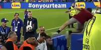 Torcedor se joga de arquibancada na direção de Cristiano Ronaldo após jogo  Foto: Reprodução/X