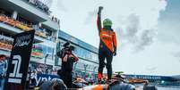 Lando Norris comemorando sua vitória em Miami: a aposta mutua vem se pagando Foto: McLaren F1 / X