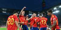 Fabian Ruiz, com o braço levantado, scelebra o seu gol, o segundo da Espanha sobre a Geórgia.   Foto:   Alberto Pizzoli/ AFP via Getty Images / Jogada10