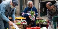A frutas e as verduras são mais caras no Uruguai (foto) do que no vizinho Brasil, segundo estudo  Foto: Getty Images / BBC News Brasil