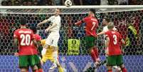 Cristiano Ronaldo em disputa de bola com jogador da Eslovênia –  Foto: Angelos Tzortzinis/AFP via Getty Images / Jogada10