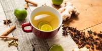 Chá verde com limão e especiarias  Foto: 3 Dias Fotografia | Shutterstock / Portal EdiCase