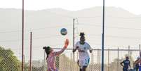 Thalita antecipa a goleira Renata para marcar o gol.   Foto: Nathan Bizotto/EC Juventude / Esporte News Mundo
