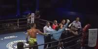 Árbitro de boxe leva golpe de lutador no ringue Foto: Reprodução/X