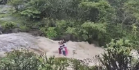 Vídeo mostra família sendo arrastada por enchente na Índia.  Foto: Reprodução/Redes Sociais 