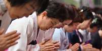 Budistas rezando durante uma cerimônia no templo Jogyesa em Seul, em 15 de maio de 2024 Foto: Getty / BBC News Brasil