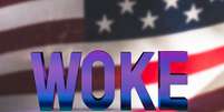 a palavra 'woke' com a bandeira dos EUA ao fundo   Foto: Getty Images / BBC News Brasil