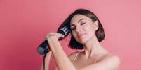 Você já testou a escova secadora nos seus cabelos? | Foto: kroshka__nastya/Freepik / Boa Forma