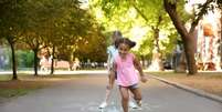 As brincadeiras nas férias são importantes para crianças autistas  Foto: New Africa | Shutterstock / Portal EdiCase