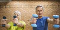 Exercícios físicos de resistência têm mostrado benefícios musculares duradouros para pessoas acima dos 64 anos.   Foto: Freepik