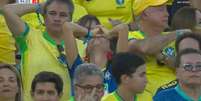 Senador Efraim Filho (União Brasil-PB), com a mão na cabeça, durante jogo da seleção nos EUA Foto: Reprodução/TV Globo