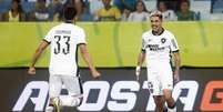 Kauê e Eduardo vibram. Botafogo segue entre os quatro melhores do Brasileirão –  Foto: Vitor Silva/Botafogo / Jogada10