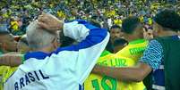 Enquanto filho dá preleção final, Dorival fica à margem de jogadores antes dos pênaltis  Foto: Reprodução/Globo