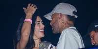 Neymar e Bruna Biancardi estavam em clima de romance no show do Thiaguinho, em São Paulo  Foto: Araujo/Agnews 