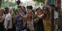 Manifestantes usam pistolas para atirar água em turistas em protesto contra turismo em massa.  Foto: Reprodução/X