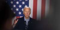 Joe Biden com bandeira dos EUA ao fundo  Foto: Scott Olson/Getty Images / BBC News Brasil