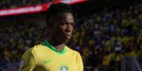 O atacante brasileiro Vinicius Junior (7) sai de campo durante o intervalo contra a Colômbia, no Levi's Stadium  Foto: Darren Yamashita-USA TODAY Sports/Reuters