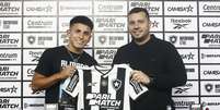 Thiago Almada ao lado de Alessandro Brito.   Foto: Vitor Silva/Botafogo / Esporte News Mundo