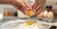 Descubra como tirar o cheiro de ovo no bolo  Foto: Shutterstock / Alto Astral