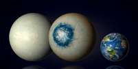 Exoplaneta pode ser um mundo completamente coberto de gelo (esquerda) semelhante à lua Europa de Júpiter ou um mundo de gelo com um oceano subestelar líquido e uma atmosfera nublada (centro).  Foto: B. Gougeon/Université de Montréal