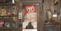 Anabelle original é uma boneca de pano "demoníaca", que inspirou os filmes de mesmo nome (Imagem: Divulgação/Warrens' Occult Museum)  Foto: Canaltech