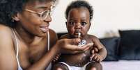 Reflexo de gag protege a criança do engasgo, eliminando alimentos ou quantidades que ela não consegue ingerir  Foto: Wirestock/Freepik/Reprodução / Bebe.com