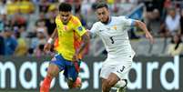  Cáceres, do Uruguai (de branco) luta pela bola com Luis Díaz, da Colômbia  Foto: Juan Mabromata / AFP via Getty Images / Jogada10