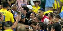 Jogador Ronald Araújo, do Uruguai, em confusão nas arquibancadas com torcedores da Colômbia, após semifinal da Copa América.  Foto: Lance!