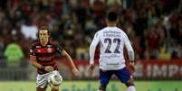 David Luiz parte com a bola para o Flamengo e é marcado por Pikachu, do Fortaleza, que venceu em pleno Maraca: 2 a 1  Foto: Marcelo Cortes/CRF / Jogada10