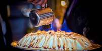 Soufflé Lhardy, um bolo de sorvete coberto com merengue, flambado à mesa no mítico Lhardy, aberto há 185 anos  Foto: Javier Pena