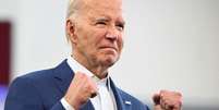 Diversos democratas continuam a apoiar publicamente Joe Biden. Para isso, citam seu histórico, seus princípios e sua vitória em 2020 contra Donald Trump  Foto: Getty Images / BBC News Brasil