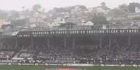 Torcida do Vasco marca presença, mesmo sob chuva, para a apresentação de Philippe Coutinho. Palco tinha até telão!  Foto: Reprodução de vídeo BTB Sports / Jogada10