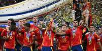 Jogadores da Espanha levantam o troféu. Seleção é a primeira tetracampeã europeia  Foto: Javier Soriano/ AFP via Getty Images / Jogada10