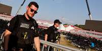 Agentes do Serviço Secreto no local do evento após o atentado contra Trump  Foto: Brendan McDermid/Reuters / BBC News Brasil