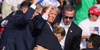 Donald Trump  Foto: Security forces members stand guard outside Trump Tower after Trump was injured when shots were fired during a campaign rally held in Butler, in New York, U.S., July 13, 2024. REUTERS/David Dee Delgado