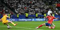 Oyarzabal celebra gol do título da Espanha contra a Inglaterra  Foto: Lance!