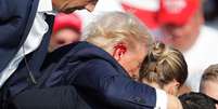 Trump com orelha ferida após atentado  Foto: EPA / BBC News Brasil