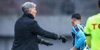 Renato dá instruções ao jogadores durante a vitória do Grêmio sobre o Operário-PR  Foto: Lucas Uebel/GREMIO FBPA / Jogada10