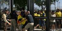 Antes da final da Copa América, colombianos invadiram Hard Rock Stadium e entraram em confronto com a Polícia  Foto: Lance!